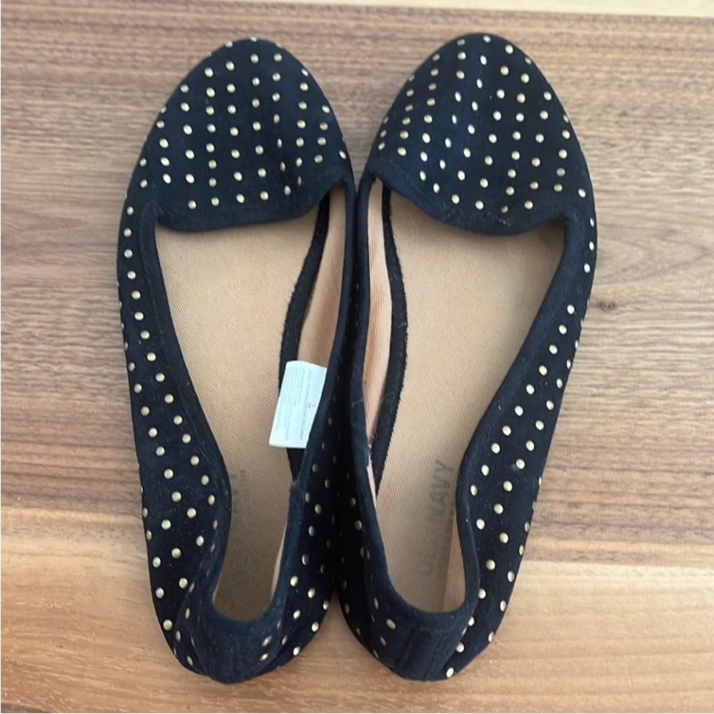 Old Navy Flats 
Black with gold buttons.
Size 5
Gently used
